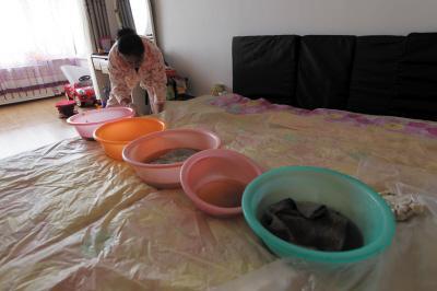 蒙山楼上漏水，住户失联，小区没物管，业主维权难！律师来支招……